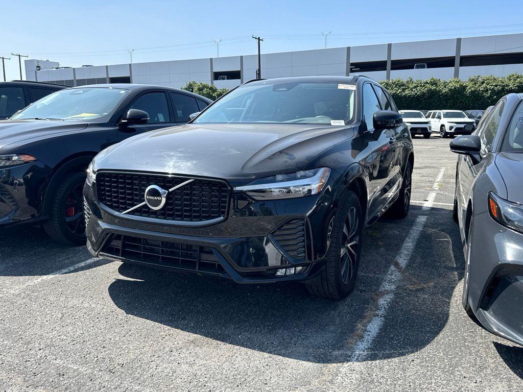 2025 Volvo XC60 B5 CORE 照片 3