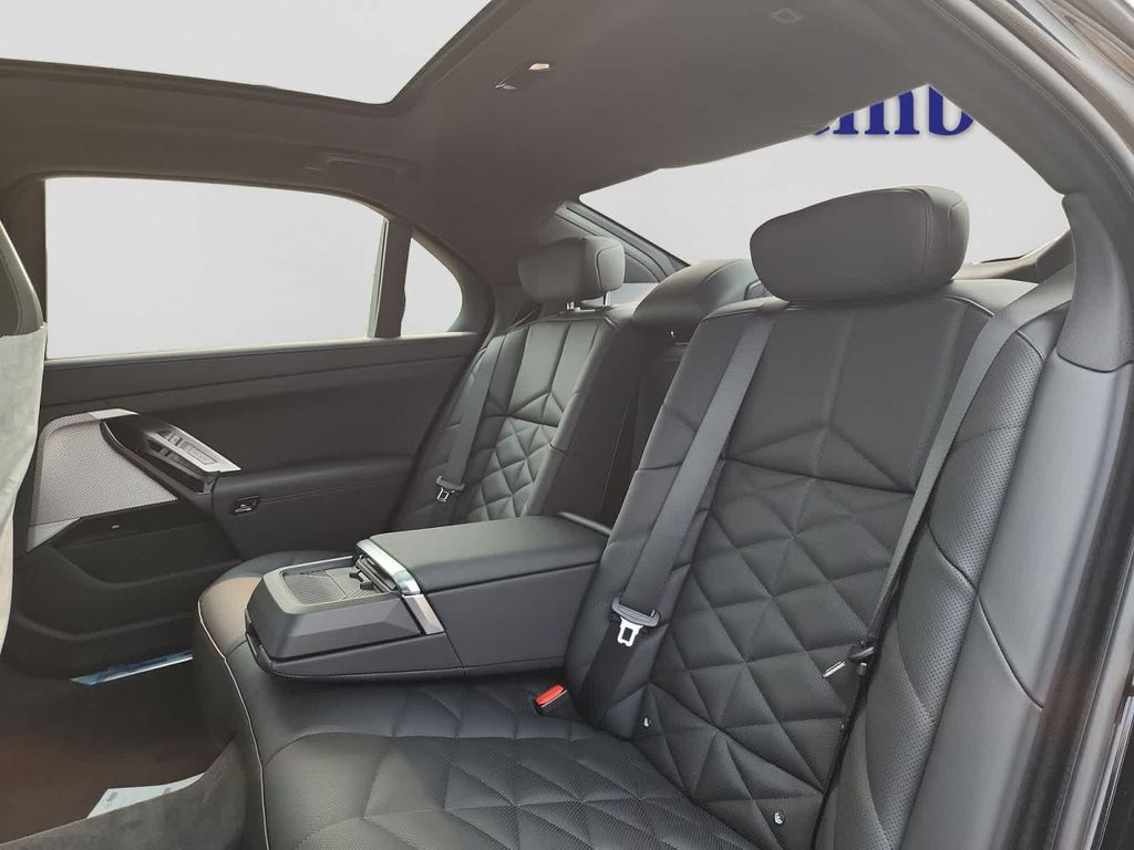 صورة مصغرة 18 لـ 2026 BMW 740 XDRIVE