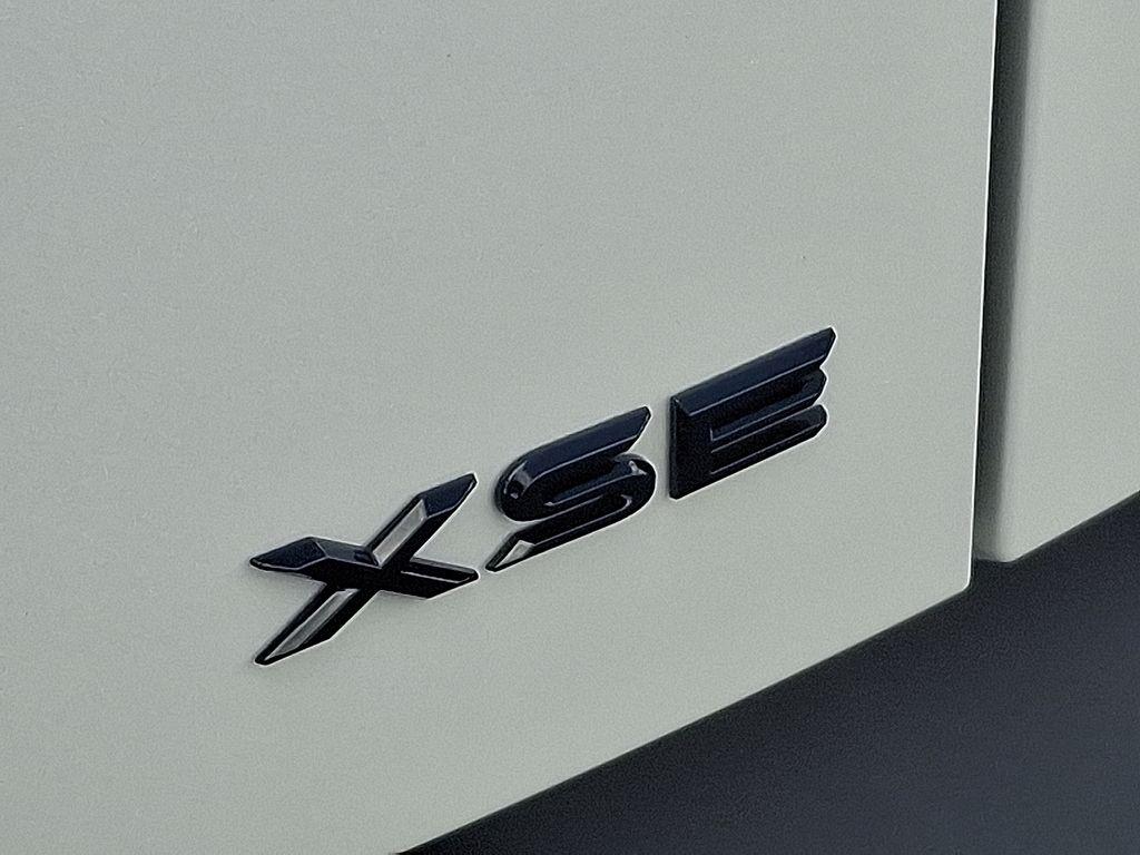 2026 Toyota C-HR XSE — фото 6