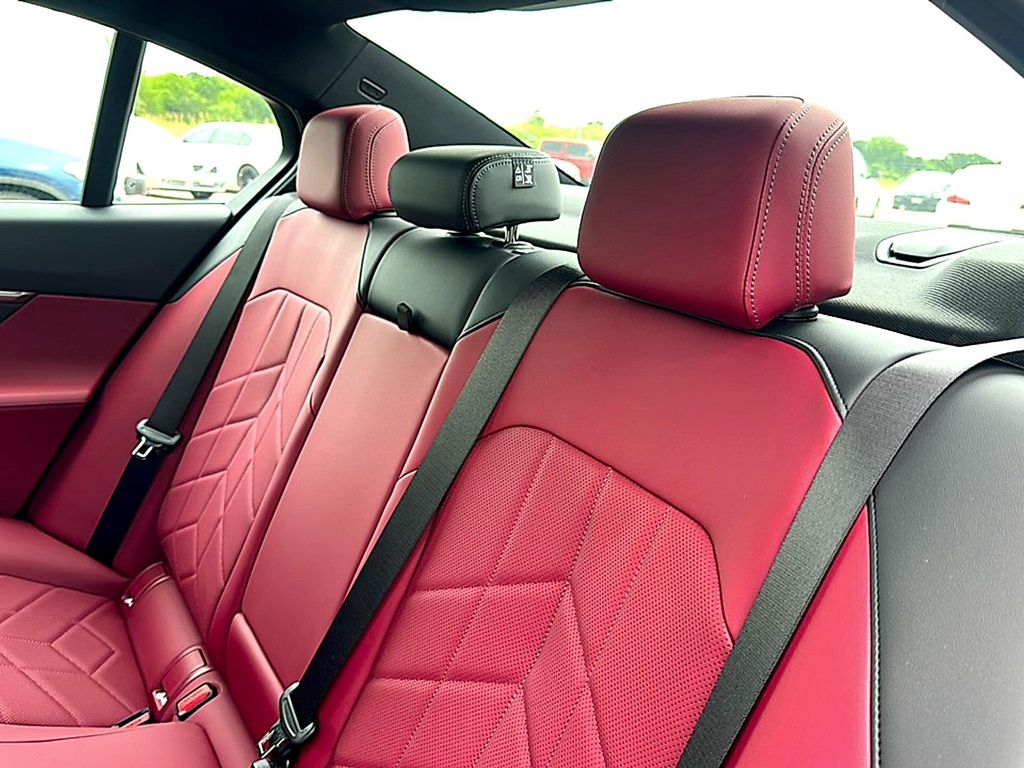 2027 BMW 530 I — миниатюра 17