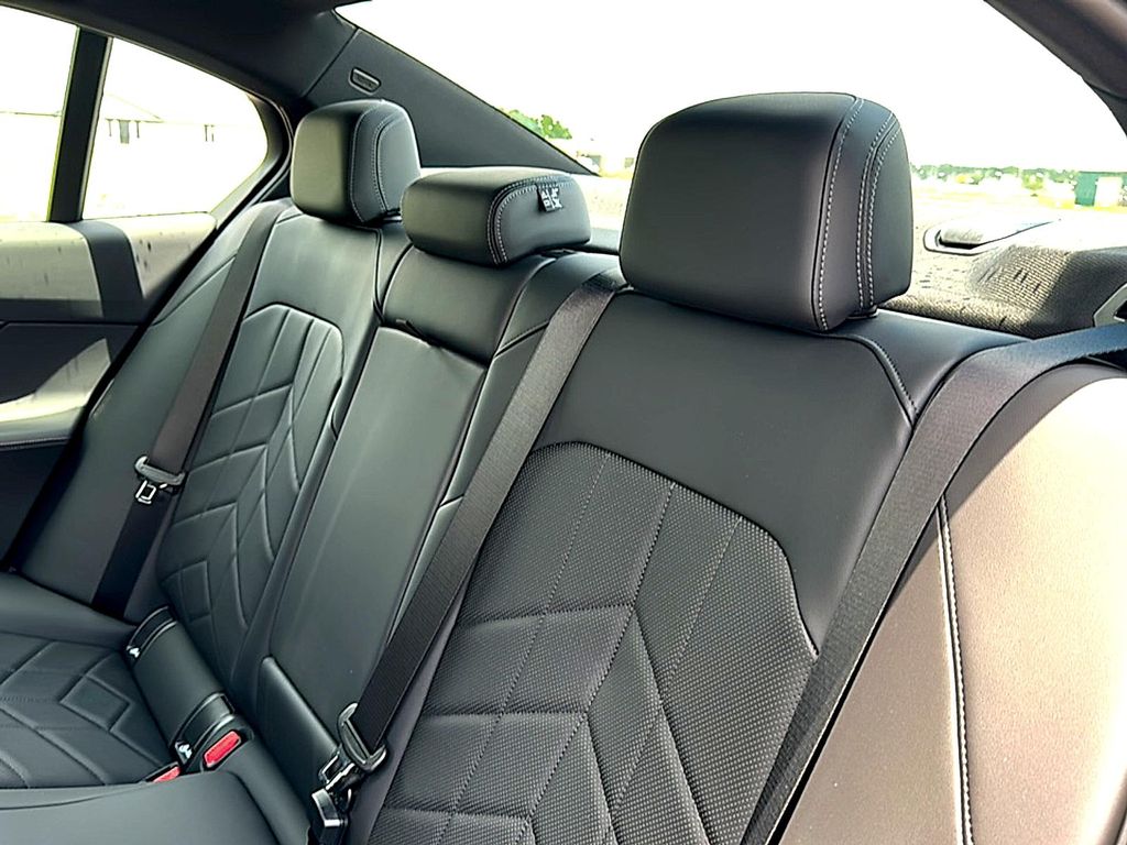 2027 BMW 530 I — миниатюра 17