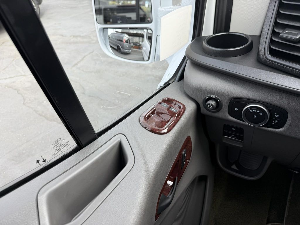 صورة 28 لـ 2021 FORD TRANSIT-150 BASE