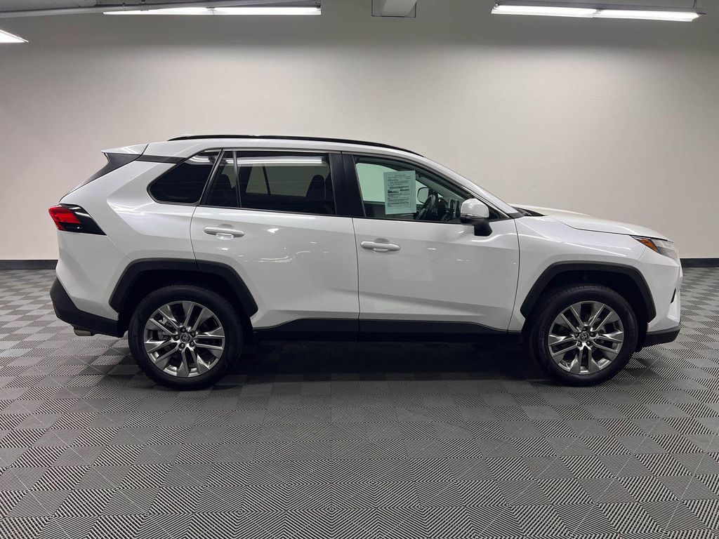 2025 Toyota RAV4 XLE PREMIUM — фото 5