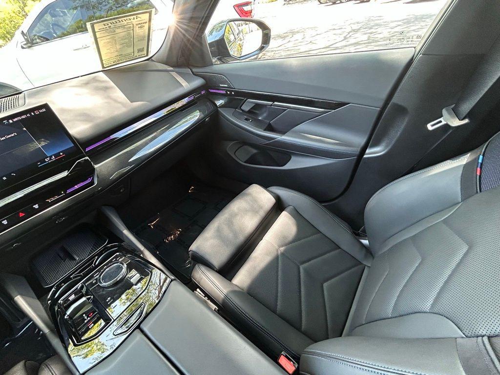 2025 BMW 530 I — миниатюра 11