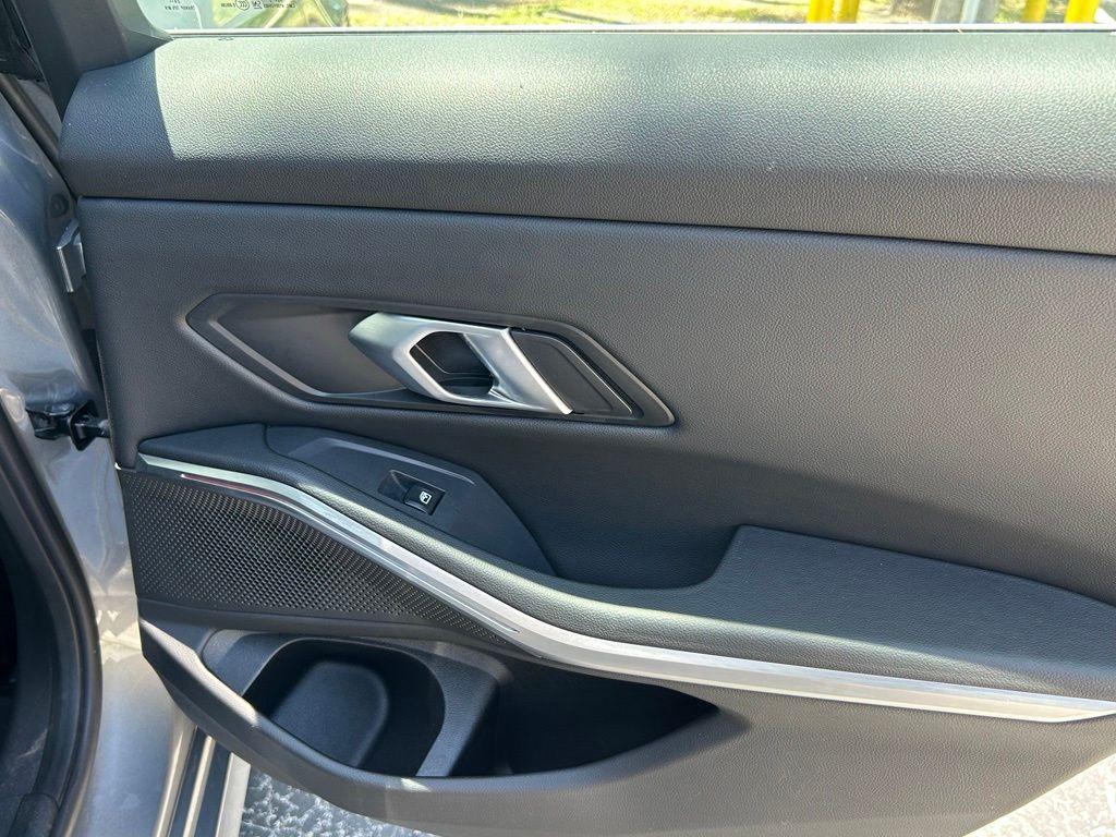 2025 BMW 330 I — миниатюра 32