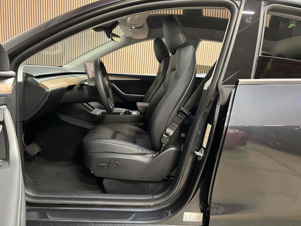 صورة 4 لـ 2025 Tesla MODEL Y LONG RANGE DUAL MOTOR ALL-WHEEL DRIVE