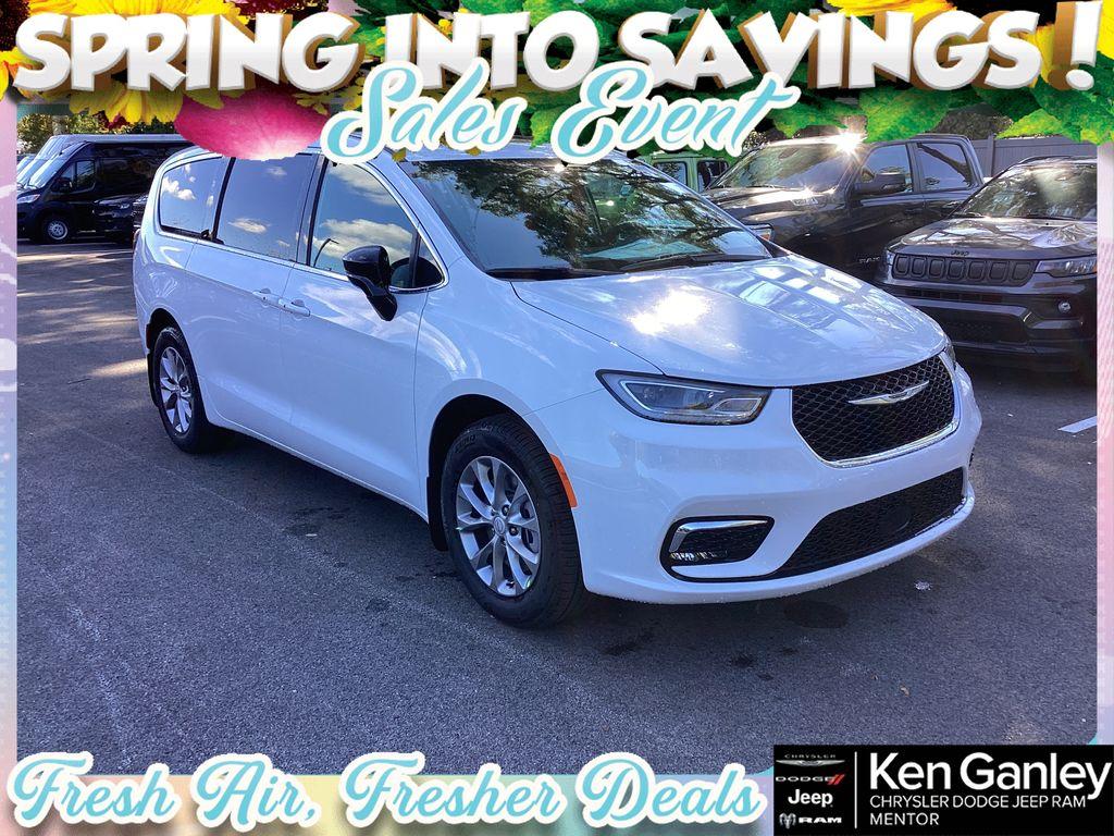 New 2026 Chrysler Pacifica Select