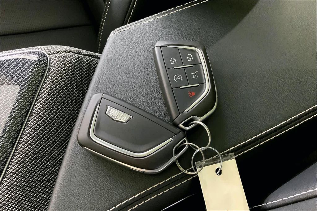 2025 Cadillac OPTIQ SPORT 2 AWD — фото 14