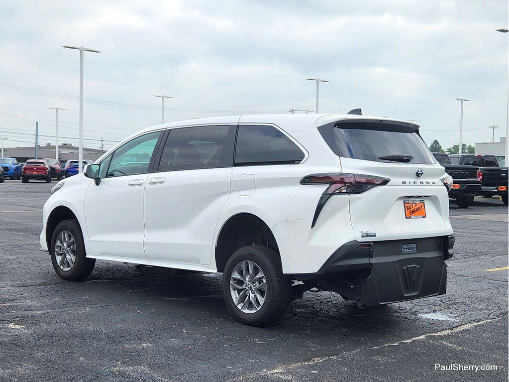 2026 Toyota SIENNA LE thumbnail 15