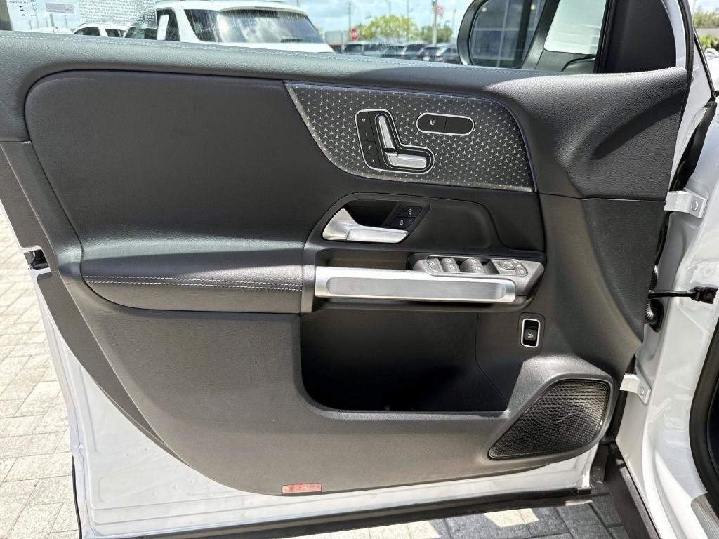 2026 Mercedes-BENZ GLB — миниатюра 17