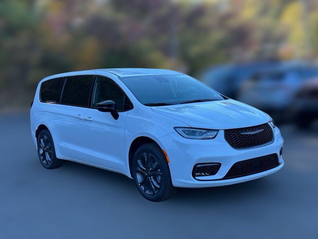 New 2026 Chrysler Pacifica Select
