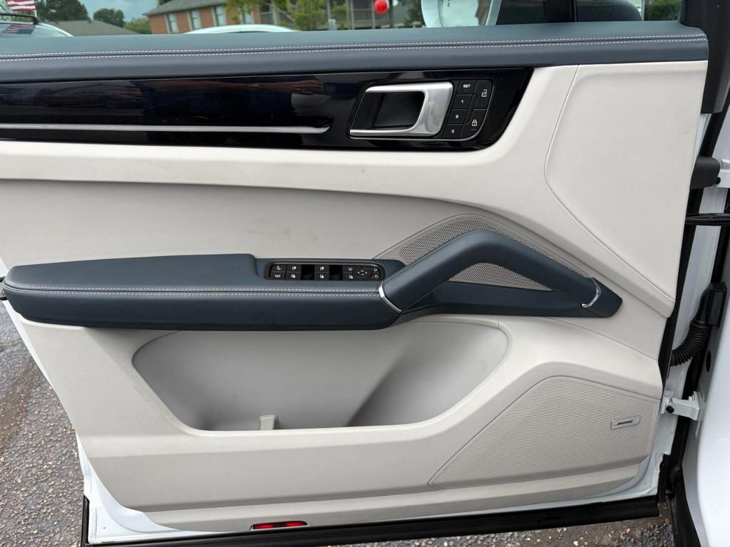 صورة 26 لـ 2023 Porsche CAYENNE E-HYBRID