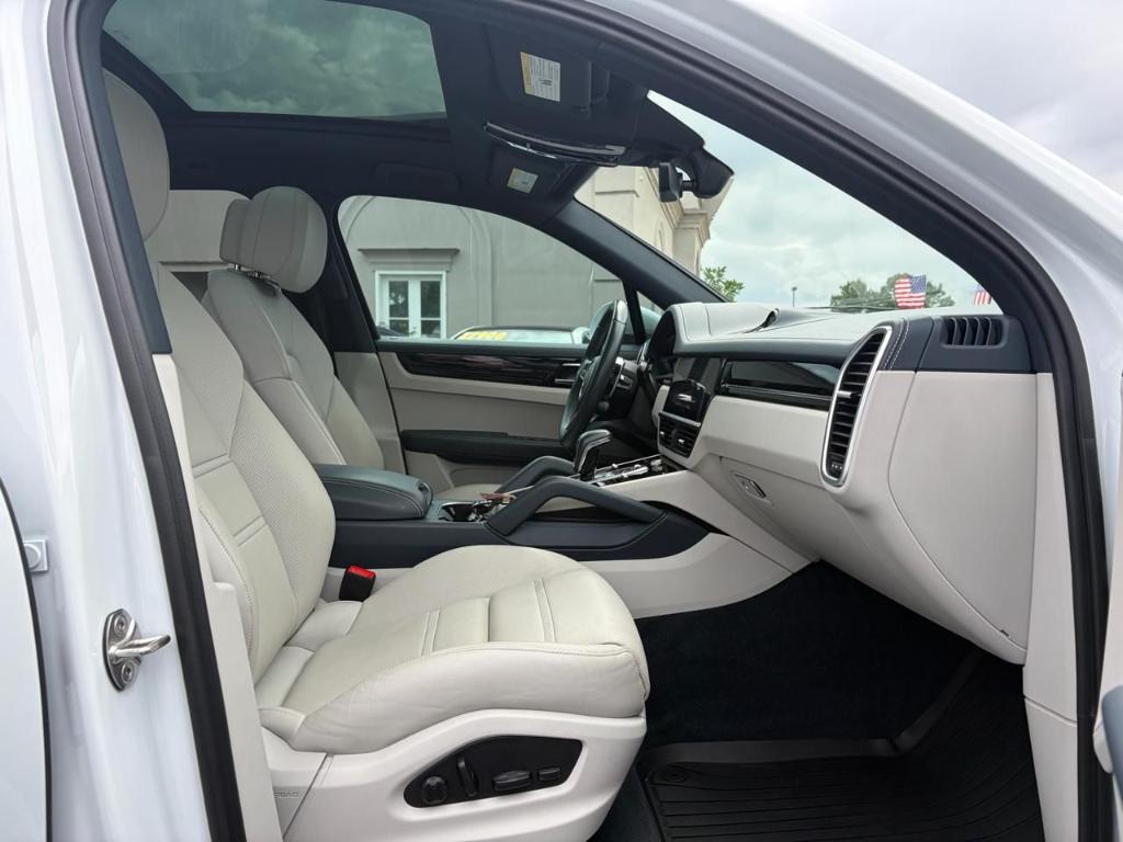 صورة 8 لـ 2023 Porsche CAYENNE E-HYBRID
