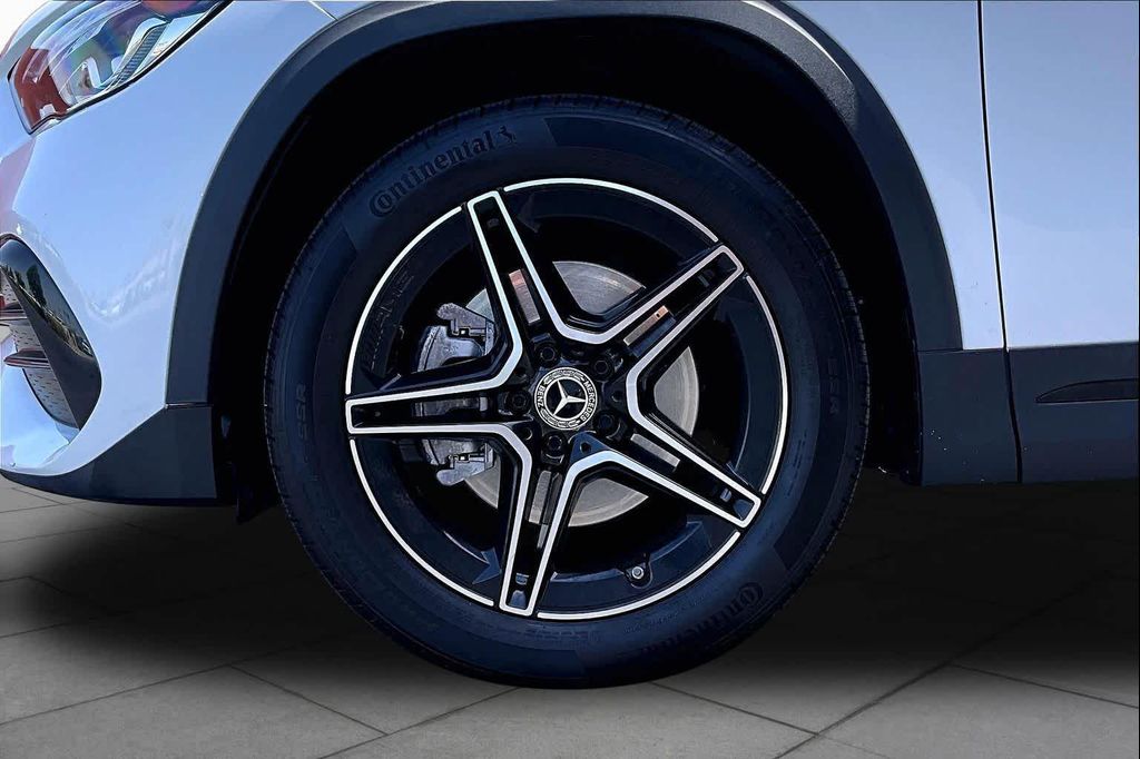 MERCEDES-BENZ GLA - 10