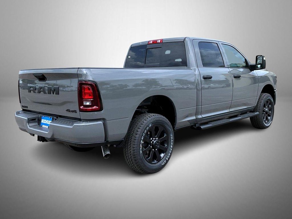 صورة 5 لـ 2026 RAM 2500 BLACK EXPRESS CREW CAB 4X4 6'4' BOX