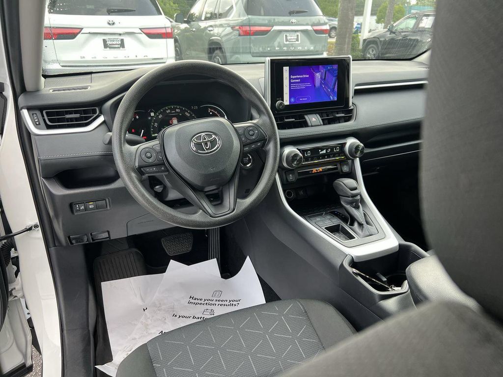 2025 Toyota RAV4 XLE — миниатюра 30