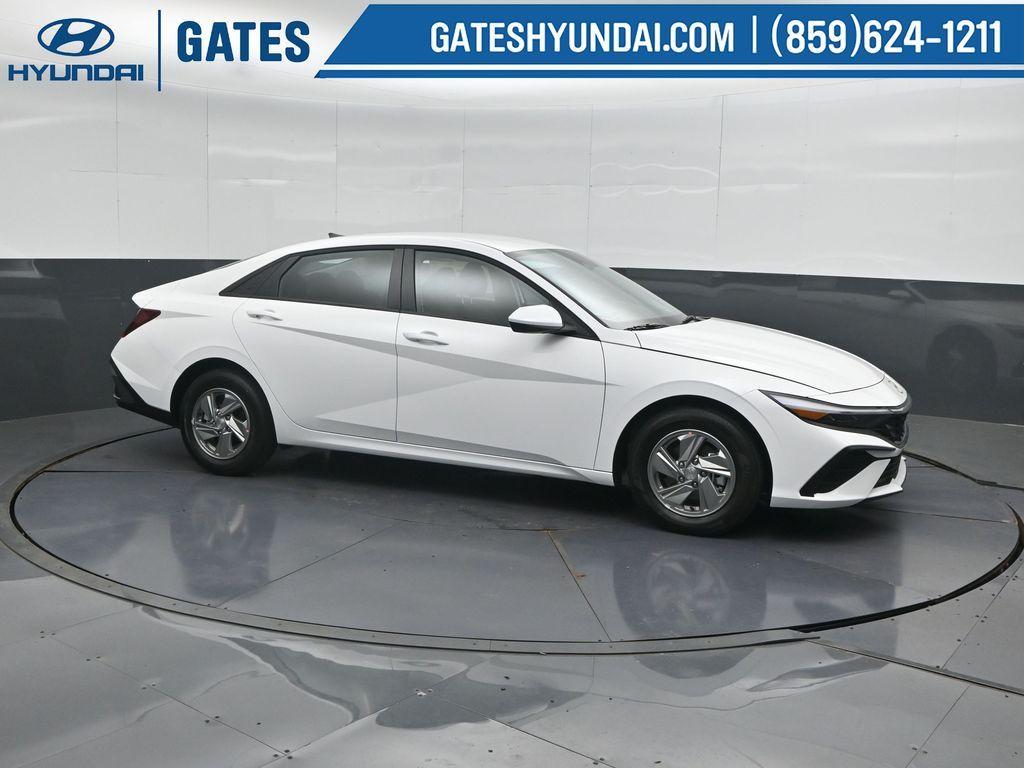 New 2026 Hyundai ELANTRA SE