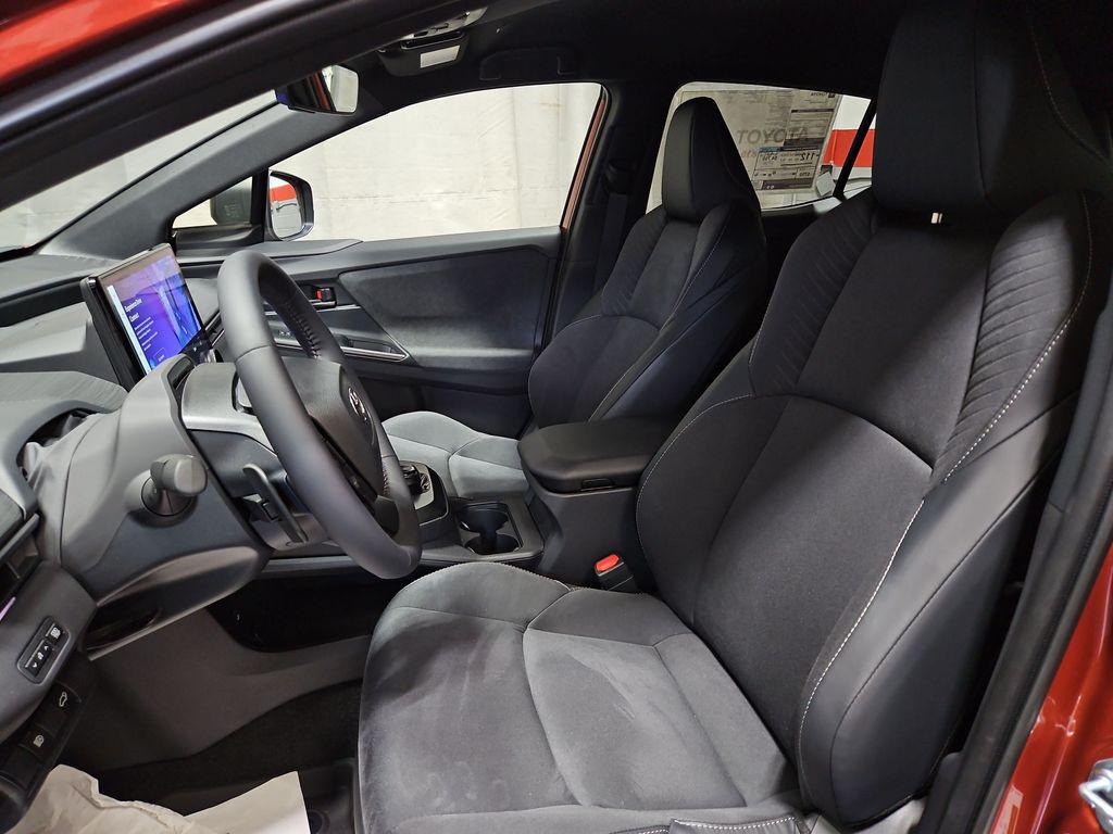 2026 Toyota C-HR XSE thumbnail 27