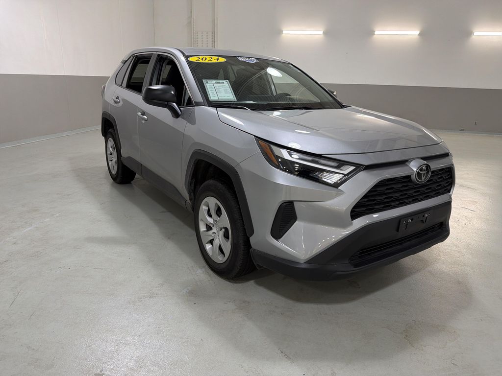 2024 Toyota RAV4 LE — фото 4