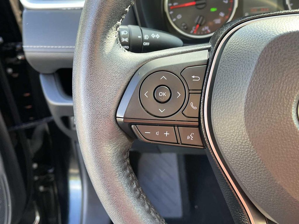 صورة مصغرة 24 لـ 2021 Toyota RAV4 XLE