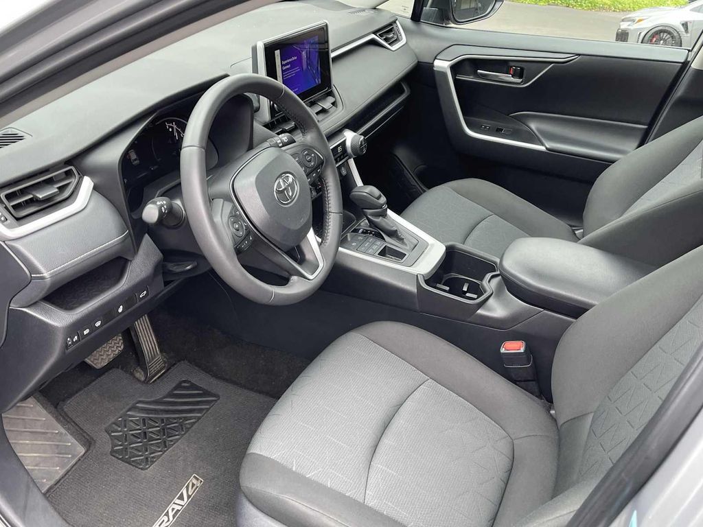 2024 Toyota RAV4 XLE photo 10