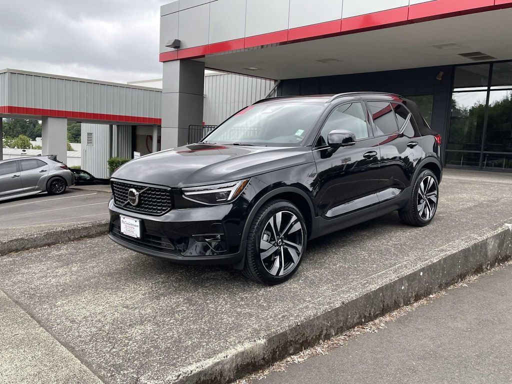 2024 Volvo XC40 B5 PLUS DARK THEME — фото 4