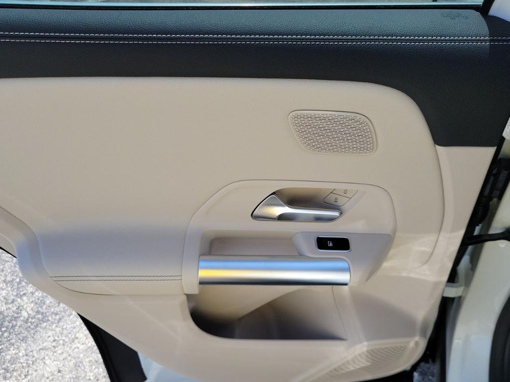 2026 Mercedes-BENZ GLA — миниатюра 11