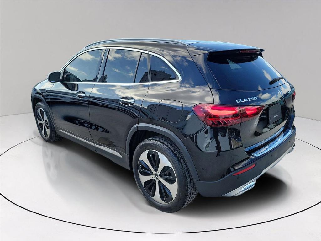 MERCEDES-BENZ GLA - 4