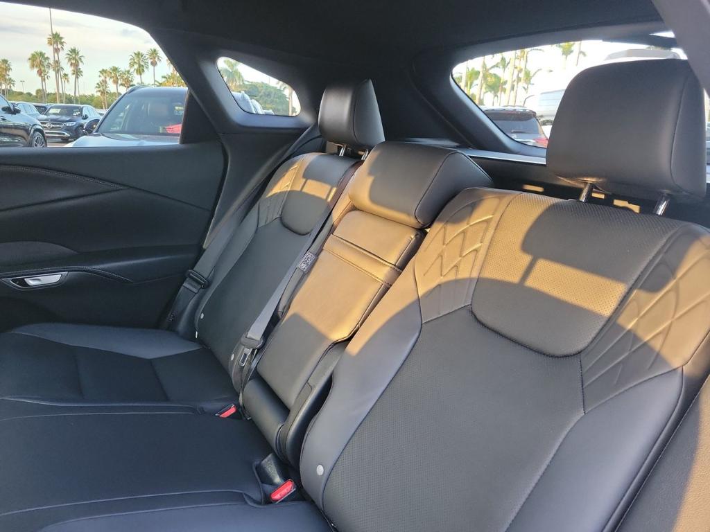 صورة مصغرة 12 لـ 2025 Lexus RX 350 350