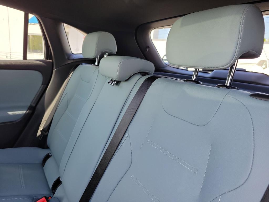 MERCEDES-BENZ GLA - 10