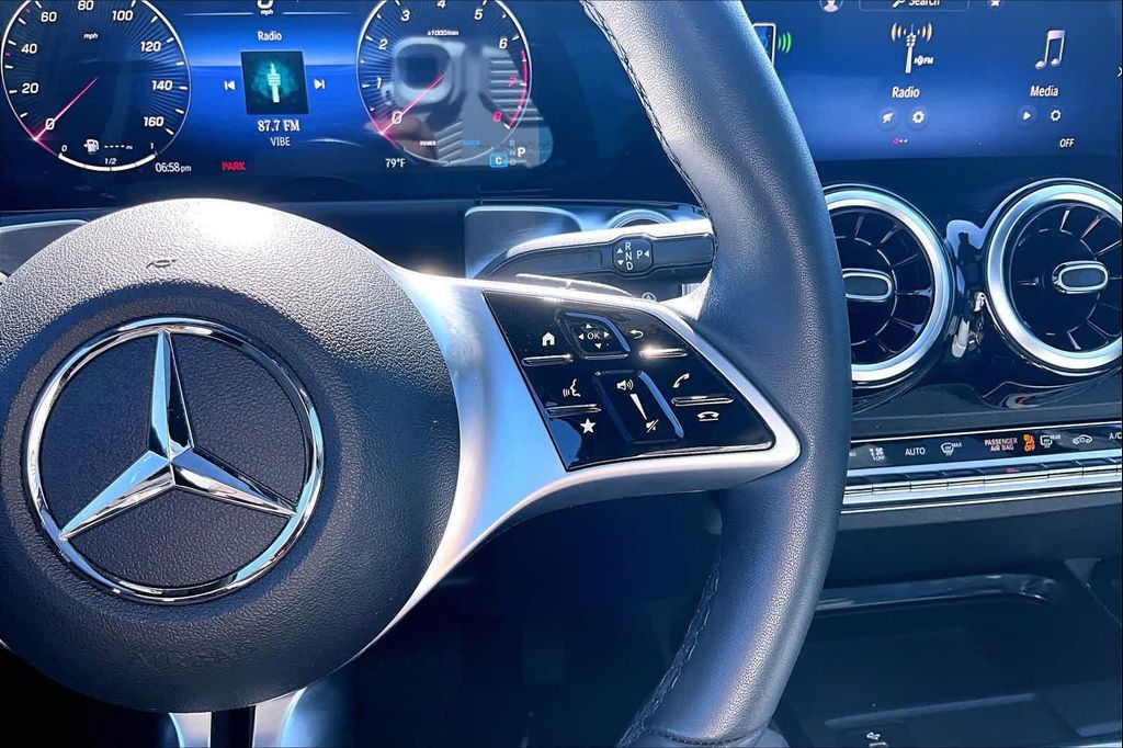 2026 Mercedes-BENZ GLB — миниатюра 24