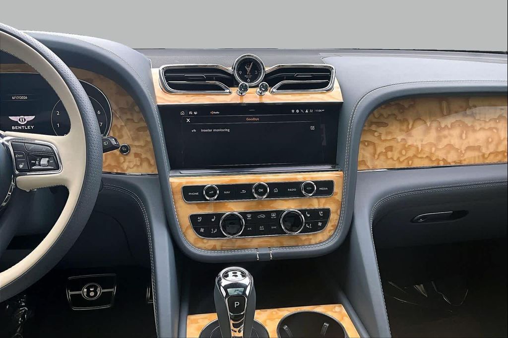 صورة 7 لـ 2022 BENTLEY BENTAYGA V8