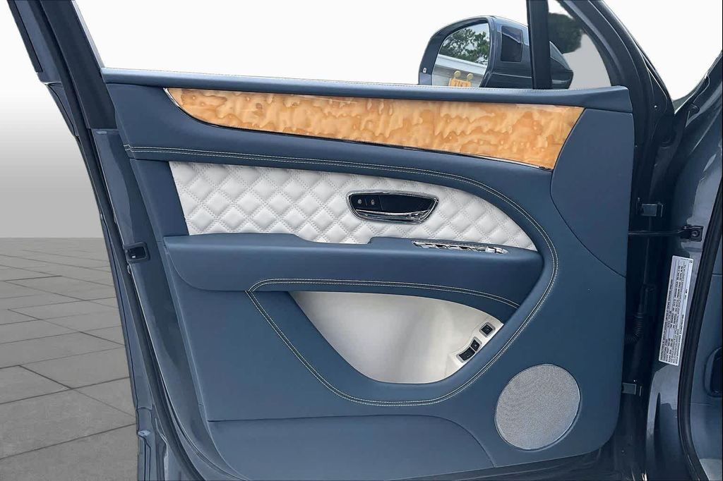 2022 Bentley BENTAYGA V8 — миниатюра 21