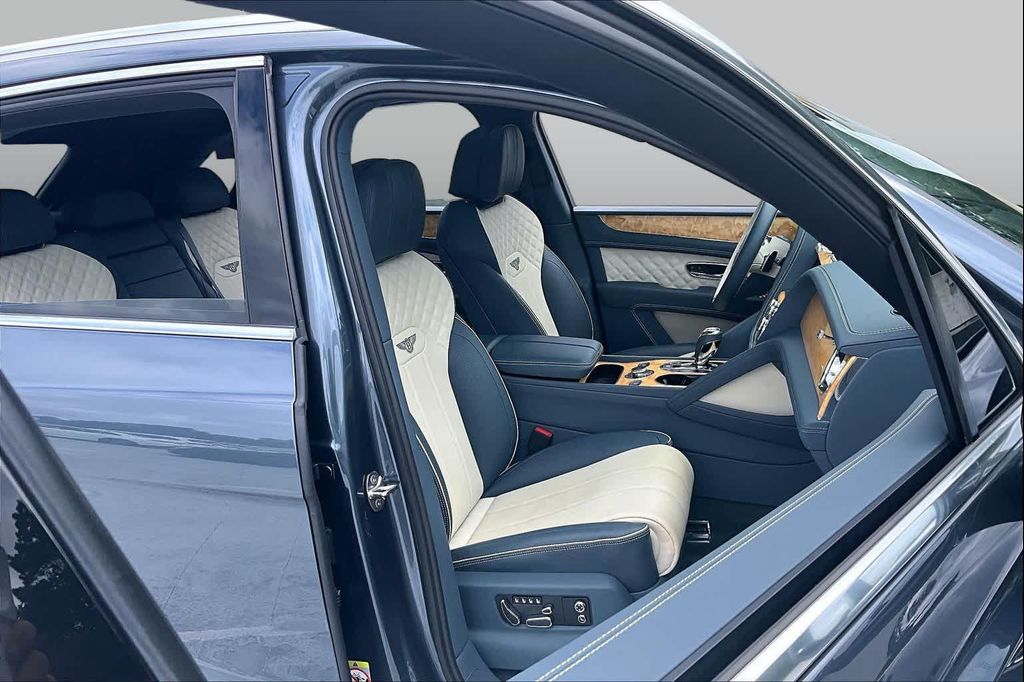 صورة 9 لـ 2022 BENTLEY BENTAYGA V8
