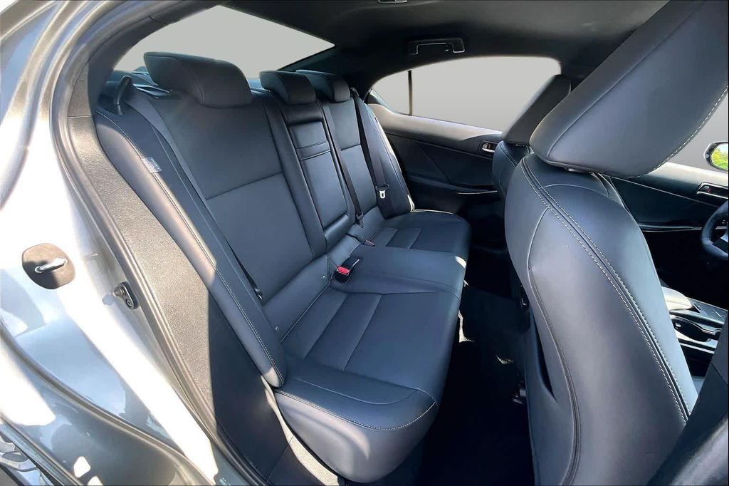 صورة مصغرة 19 لـ 2021 Lexus IS 300 BASE