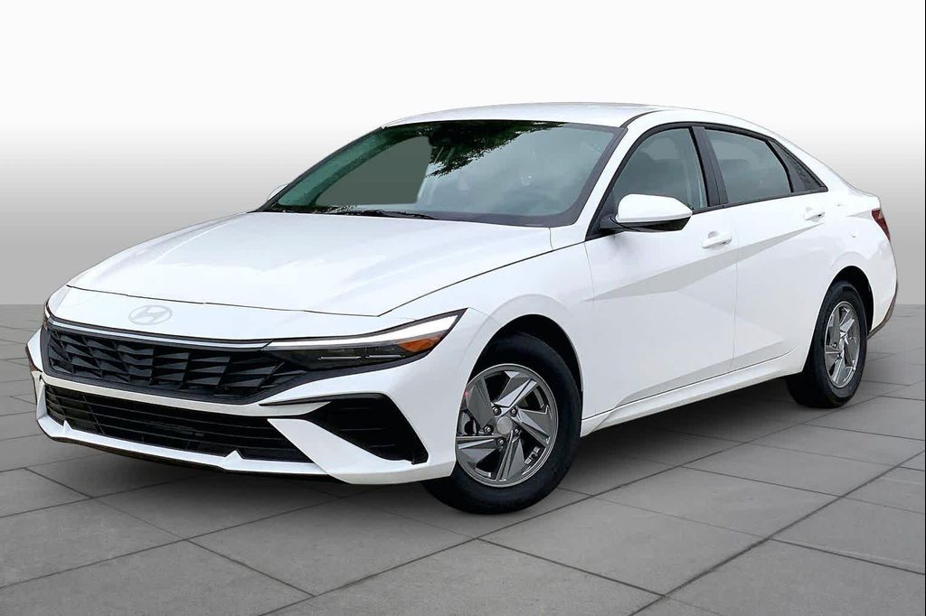 New 2026 Hyundai ELANTRA SE