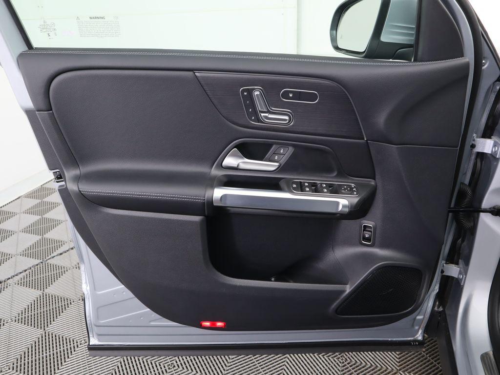 2026 Mercedes-BENZ GLB — миниатюра 25