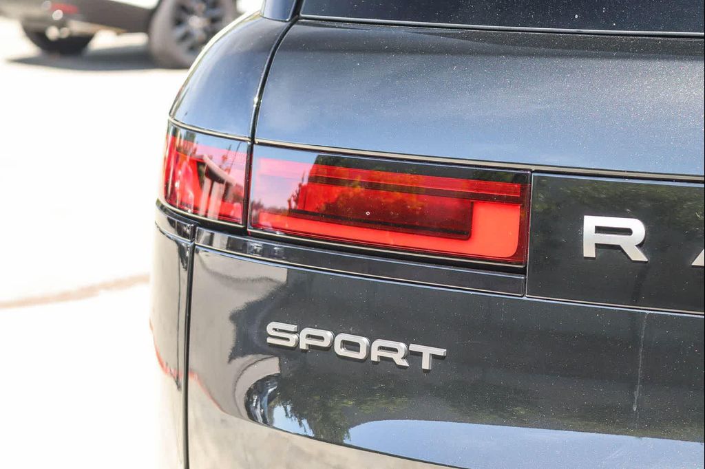 صورة 7 لـ 2026 LAND Rover RANGE ROVER SPORT SE
