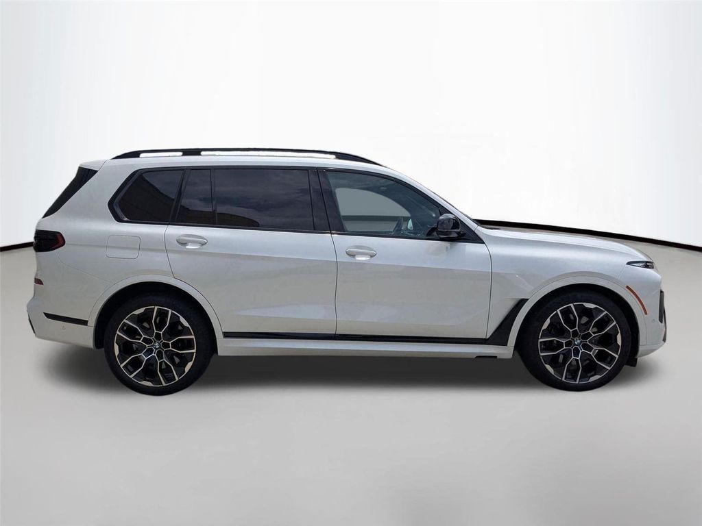 صورة 6 لـ 2024 BMW X7 M60I