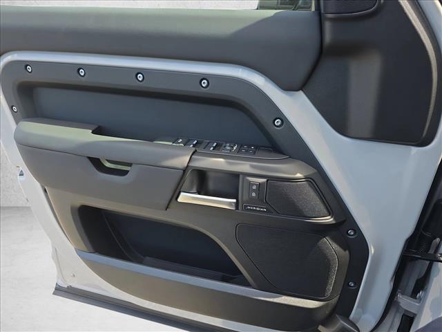 2026 LAND Rover DEFENDER P300 S — миниатюра 26