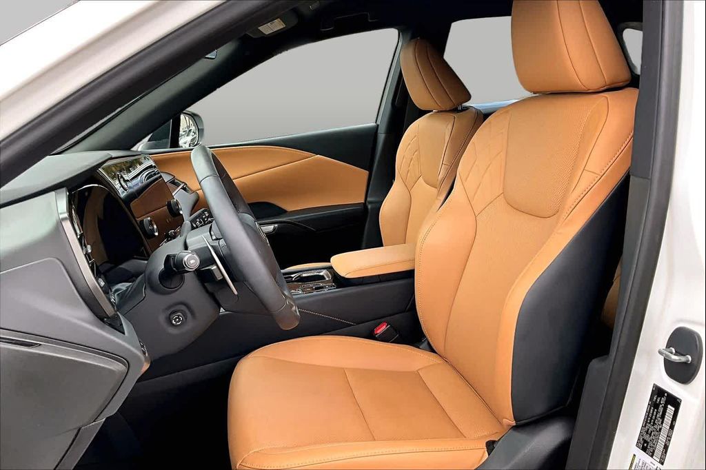 صورة 8 لـ 2025 Lexus RX 350 BASE