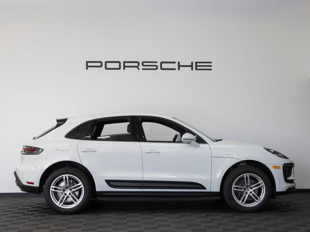 2026 Porsche MACAN BASE — фото 8