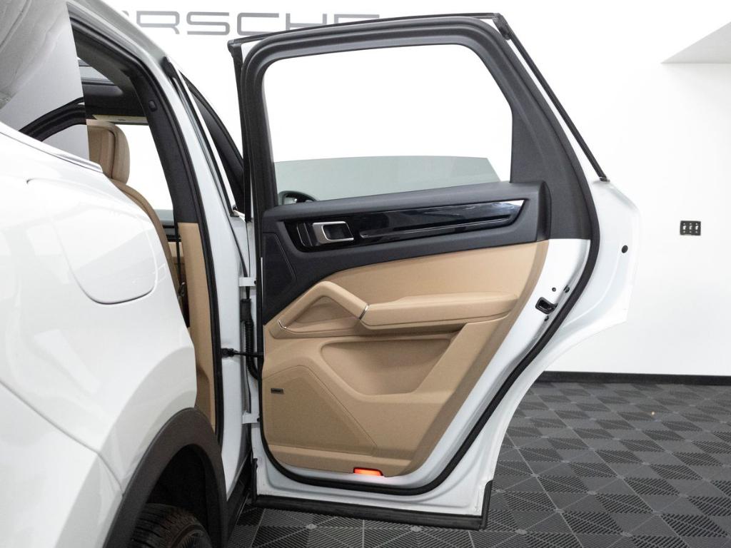 2023 Porsche CAYENNE BASE — миниатюра 32
