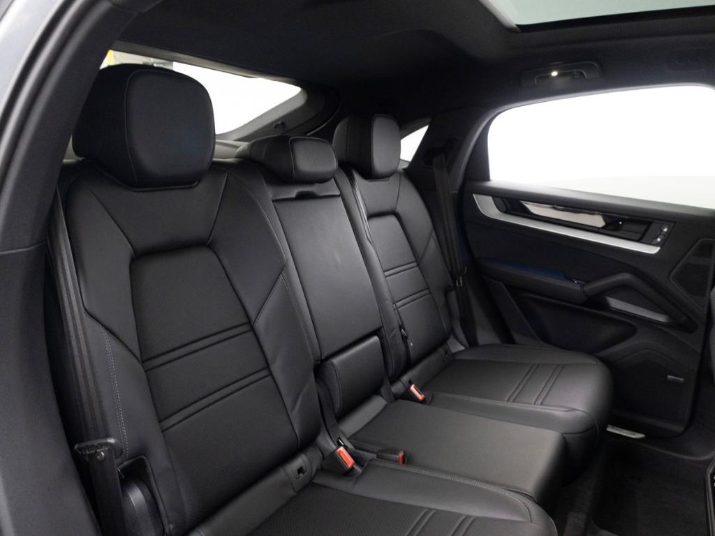 2026 Porsche CAYENNE AWD thumbnail 27