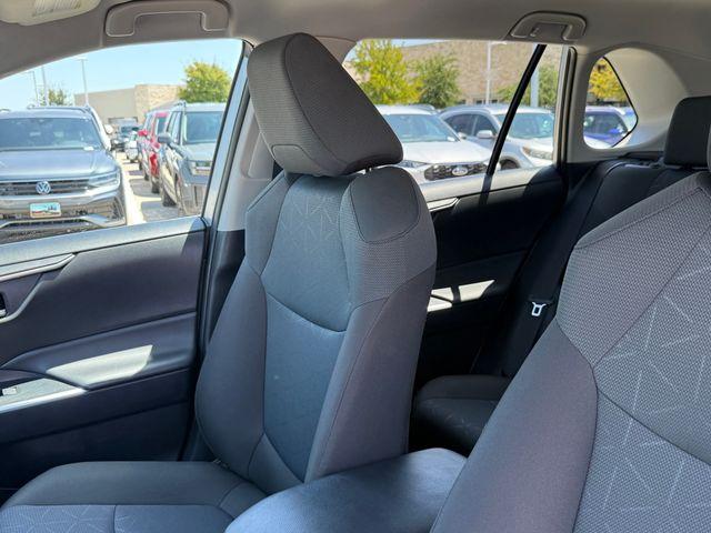 صورة 16 لـ 2025 Toyota RAV4 XLE