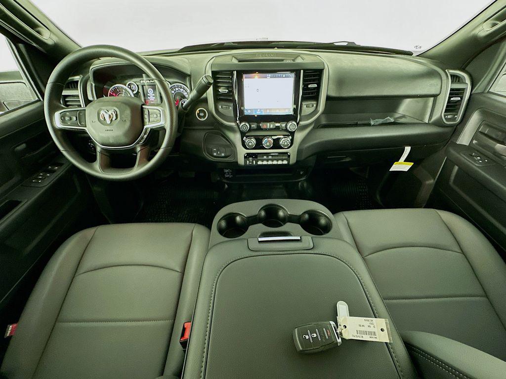 2026 RAM 3500 TRADESMAN CREW CAB 4X4 6'4' BOX — фото 9