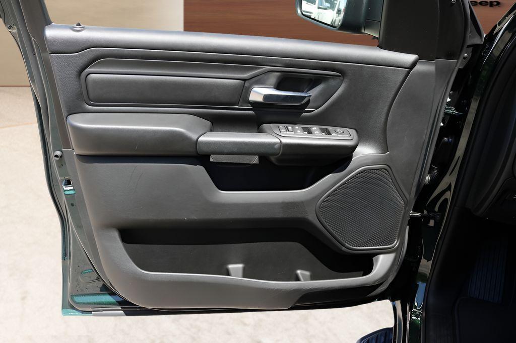 صورة 10 لـ 2026 RAM 1500 EXPRESS
