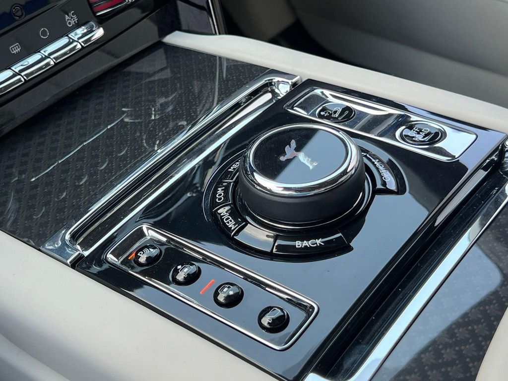 2024 ROLLS-ROYCE CULLINAN BLACK BADGE — миниатюра 33