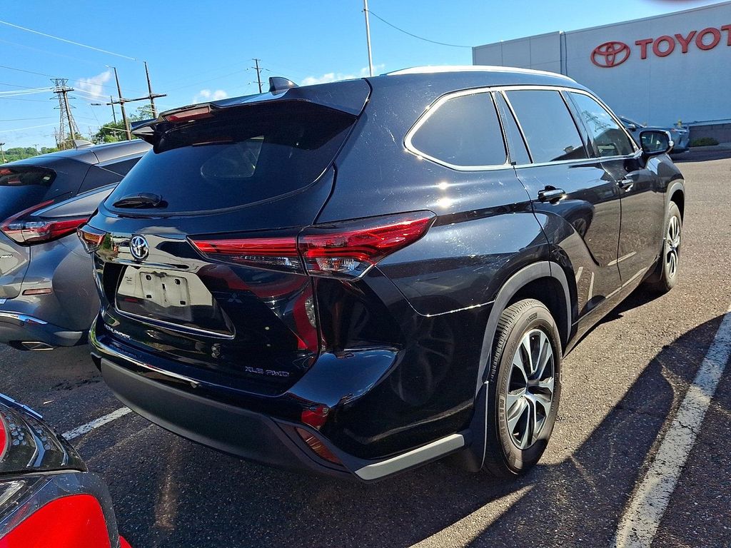 2021 TOYOTA HIGHLANDER XLE photo 4