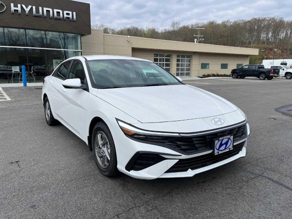 New 2026 Hyundai ELANTRA SE